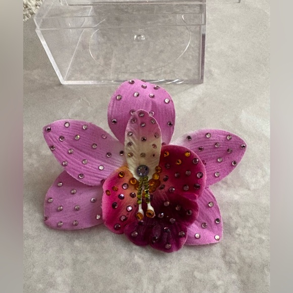 Tarina Tarantino vintage flower hair accessory - Picture 4 of 4